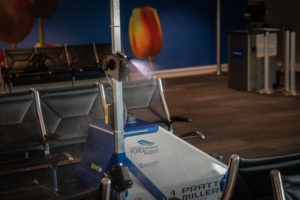 普拉特·米勒移动在大急流城机场展示LAAD消毒机器人